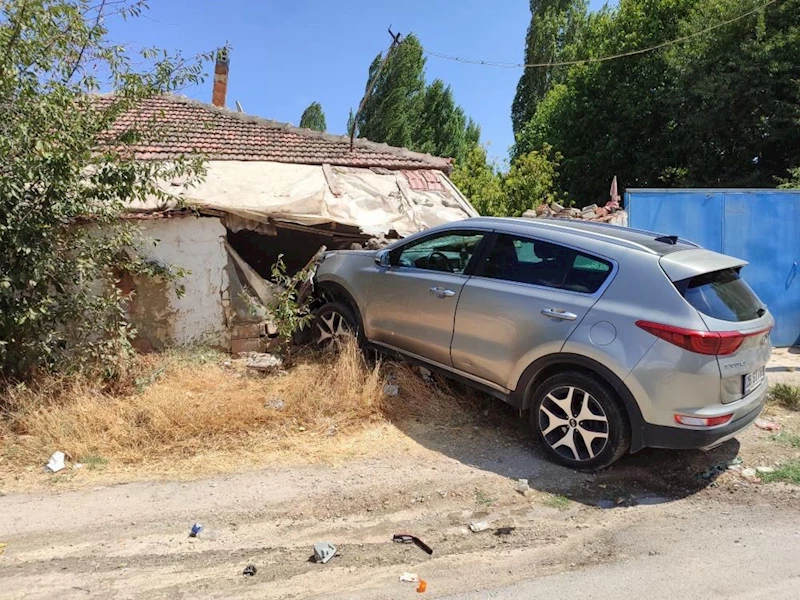 Çarpışmanın etkisiyle savrulan otomobil müstakil eve girdi: 1 yaralı
