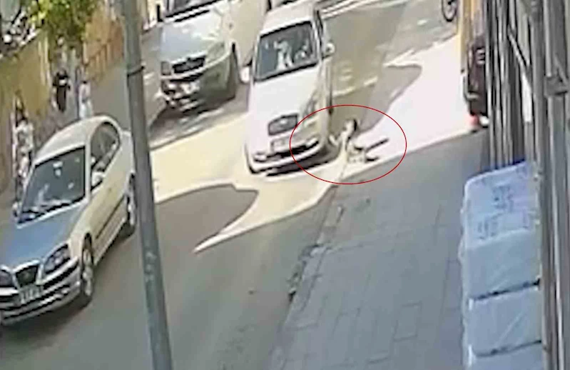 7 yaşındaki çocuğa otomobil çarptı: Kaza anı kamerada
