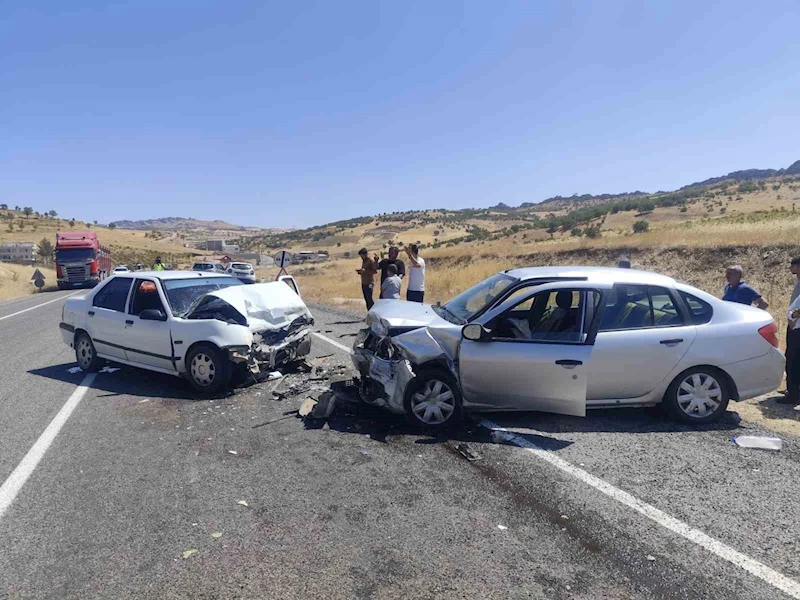 Diyarbakır’da otomobiller kafa kafaya çarpıştı: 2 yaralı
