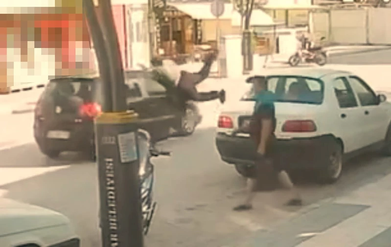 Burdur’da otomobilin çarptığı genç metrelerce havaya savruldu
