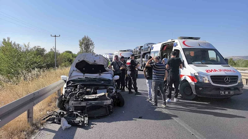 Bursa’da otomobil traktöre çarptı: 1 yaralı
