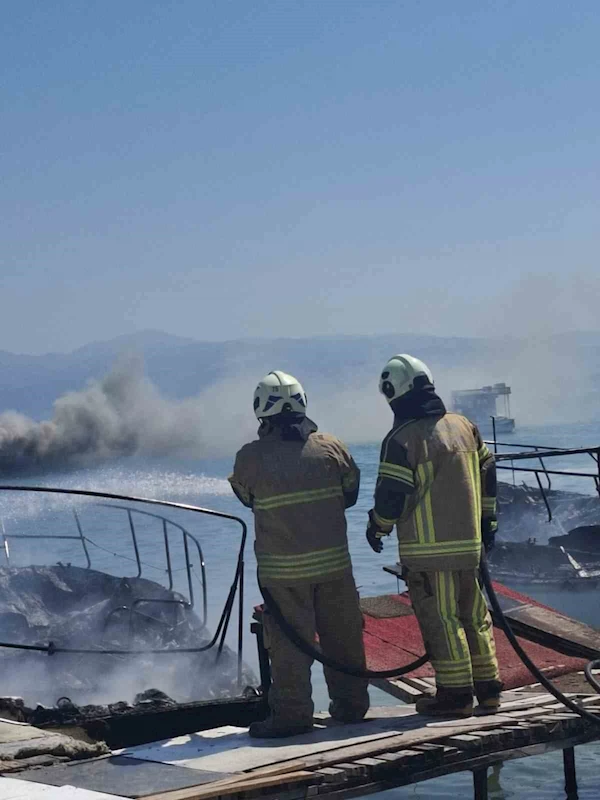 Marinada yanan 5 tekne kullanılamaz hale geldi
