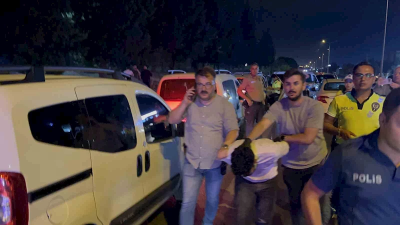 Göçmen kaçakçıları polisten kaçarken kaza yaptı: Otomobilden balık istifi 9 kişi çıktı

