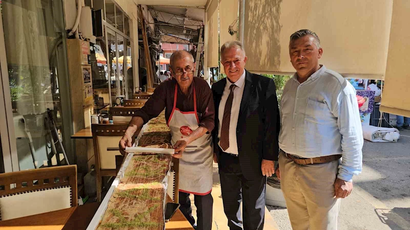 Karacasu’daki festivalde 13 buçuk metrelik tahinli pide yapıldı
