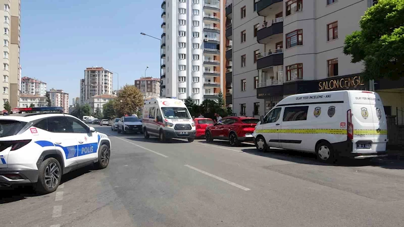 Evinde tabancayla vurulmuş halde bulundu

