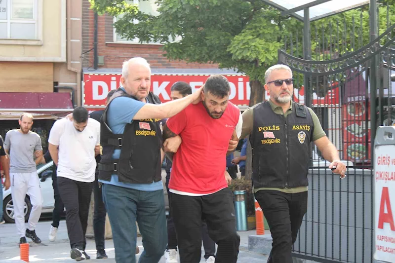 Eskişehir’deki silahlı saldırının şüphelileri hakim karşısında
