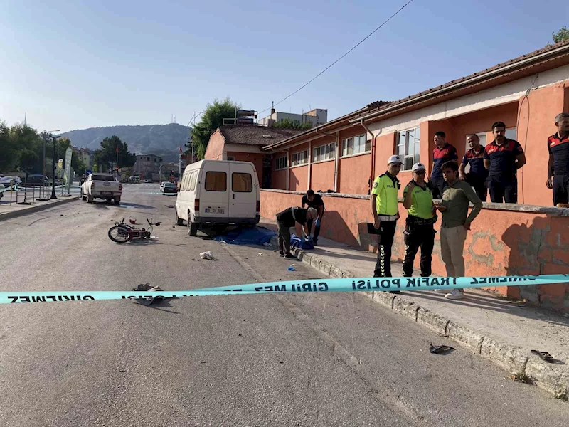 Kamyonet motosiklet ile çarpıştı, 2 aylık evli çiftin mutluluğu kazada son buldu
