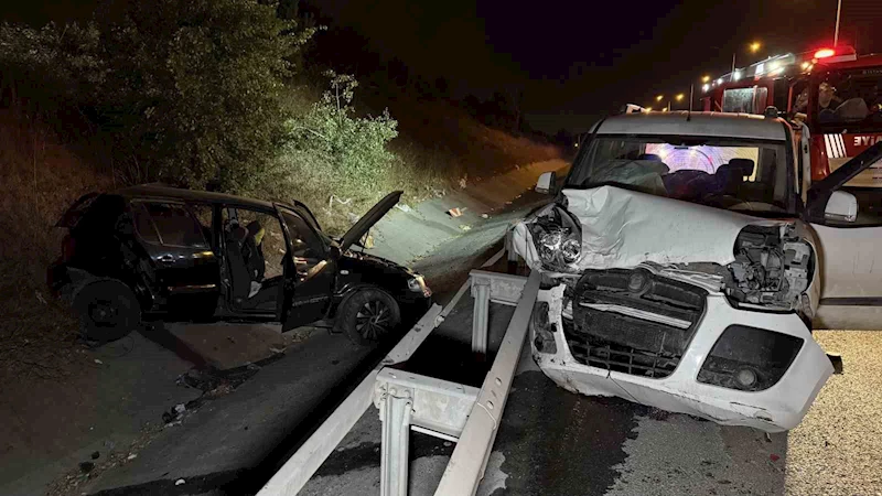 Eyüpsultan’da 2 araç çarpıştı: 1’i ağır 2 yaralı
