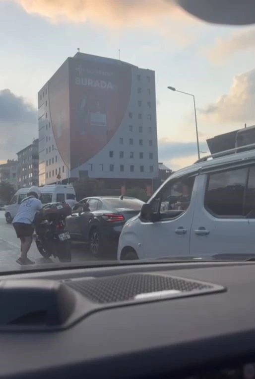 Şişli’de kazanın ardından sürücü diğer aracın sürücüsüne saldırdı: O anlar kamerada
