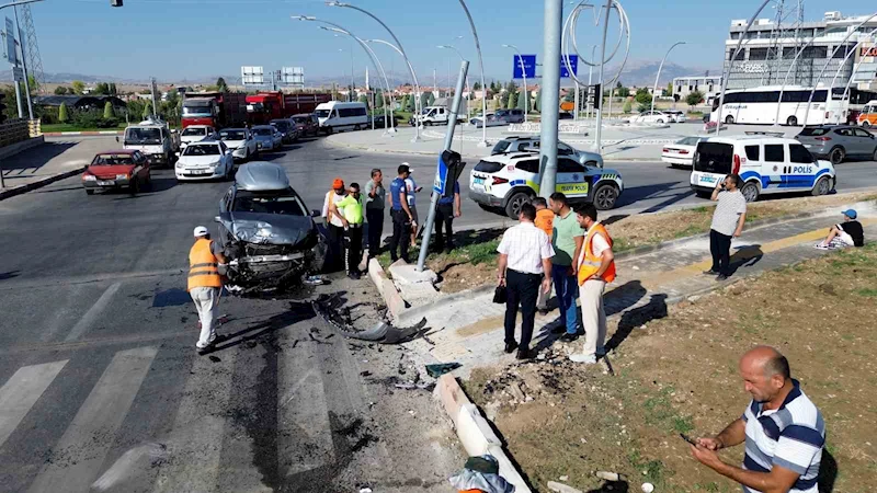 Karaman’da otomobil ile VİP minibüs çarpıştı: 6’sı Rus, 8 yaralı
