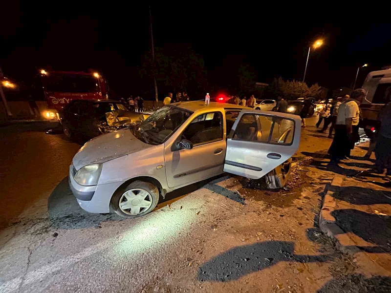 Otomobiller çarpıştı, sıkışan kadını itfaiye kurtardı
