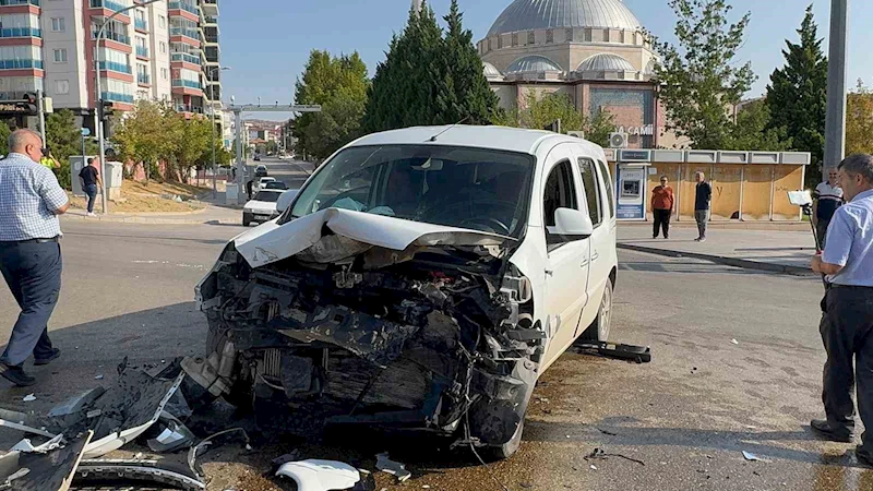 Vakaya giden sivil ekip aracı ile otomobil çarpıştı: 2’si polis 3 yaralı
