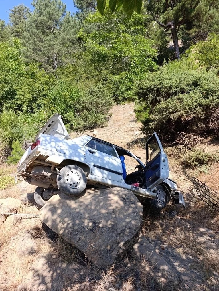Otomobil şarampole devrildi: 2 yaralı
