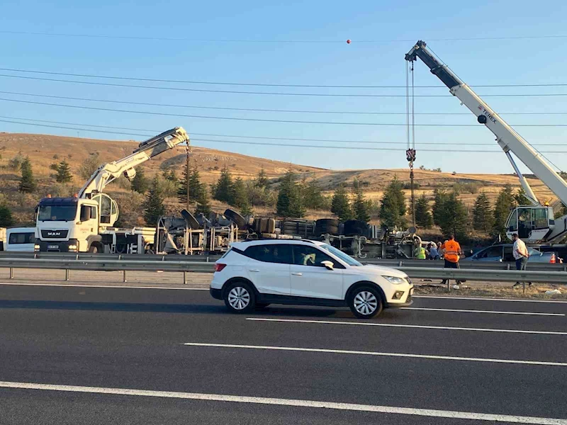 Beton mikseri otomobilin üzerine devrildi: 6 yaralı
