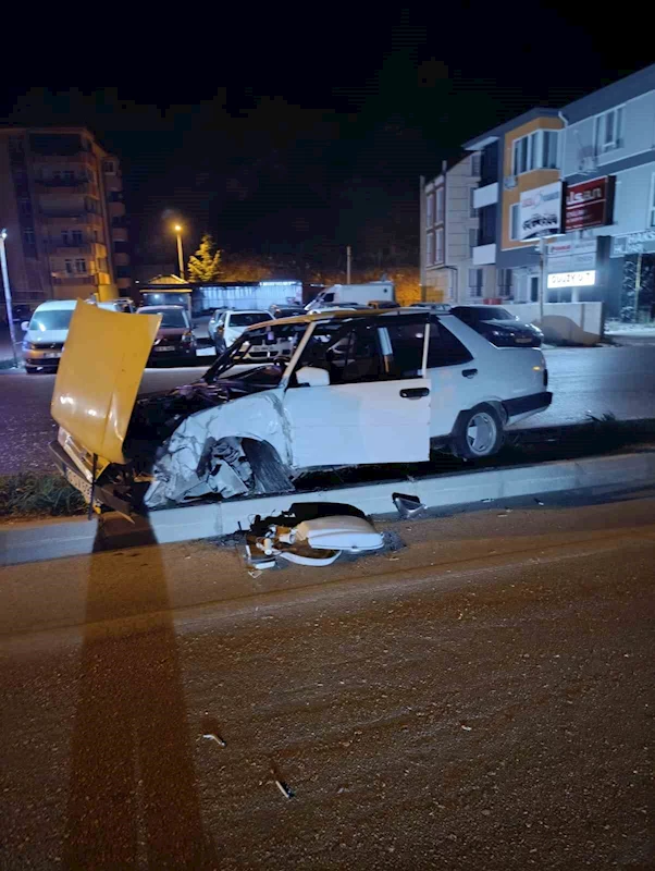 Eğirdir’de alkollü sürücü direğe çarptı: 1 yaralı
