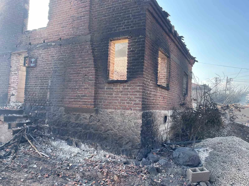 Bakan Kurum açıkladı; Saçaklar köyünde 26’sı konut 43 yapı hasar gördü
