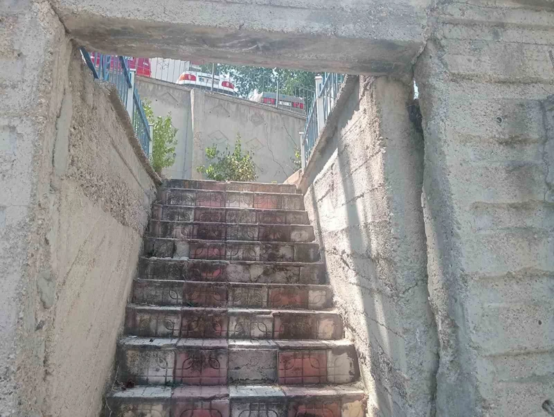 Yıkım emri çıkan bina sakinleri diğer blokların da yıkılmasını istiyor
