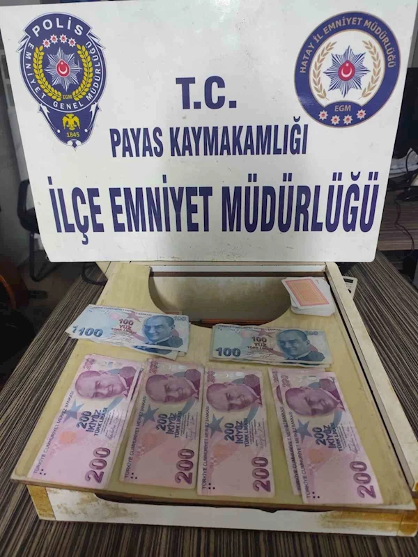 Hatay’da kumar baskını: Para, iskambil kâğıdı ve oyun makinesi ele geçirildi
