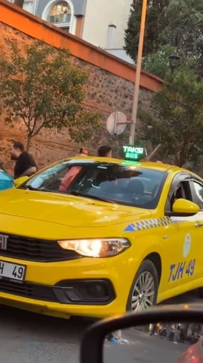 Nişantaşı’nda dehşet anları: Sopayla kadının üzerine yürüdü

