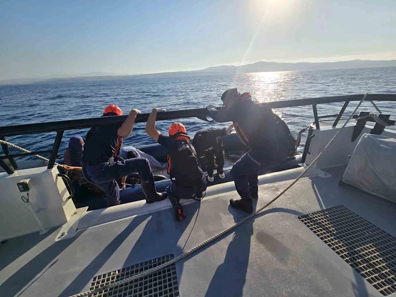 İzmir açıklarında 18 düzensiz göçmen yakalandı
