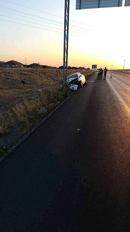 Direğe çarpan otomobilde 3 kişi yaralandı
