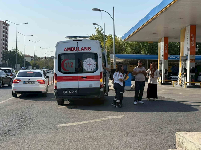Ambulans kazaya karıştı, sağlıkçılar muhabirin görevini engelledi
