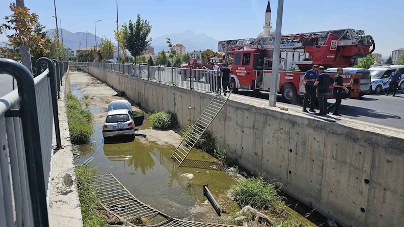 Yoldan çıkan otomobil sulama kanalına düştü
