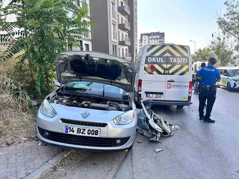 Ankara’da otomobil ile servis minibüsü kafa kafaya çarpıştı: 12 yaralı
