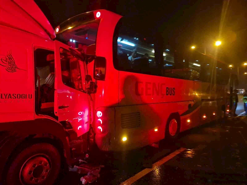 TEM’de lastiği patlayan otobüse kamyon çarptı: 1 yaralı
