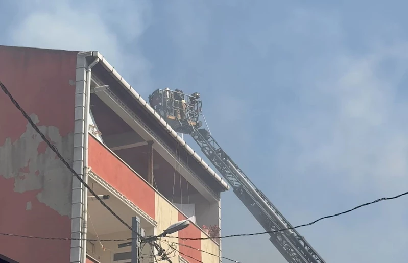 Avcılar’da bir binanın çatısında çıkan yangın 3 binaya sıçradı
