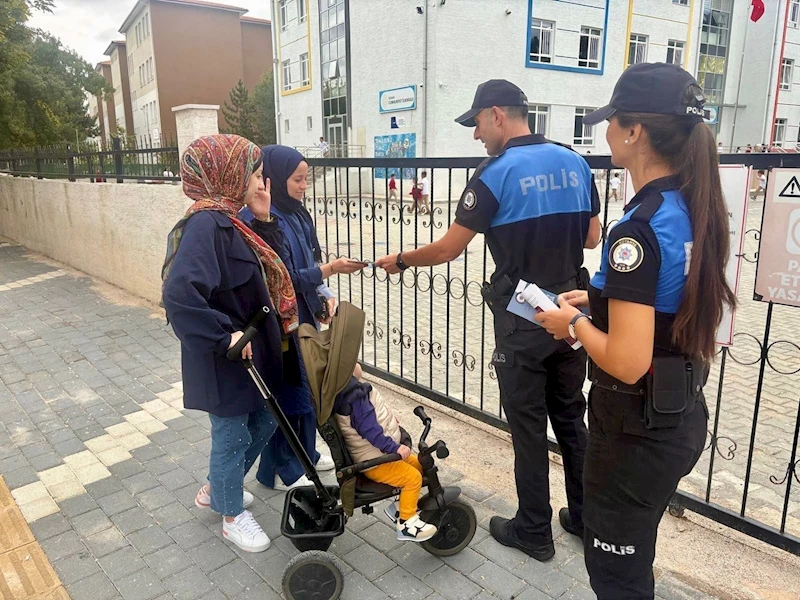 Polislerden velilere güvenli eğitim bilgilendirmesi
