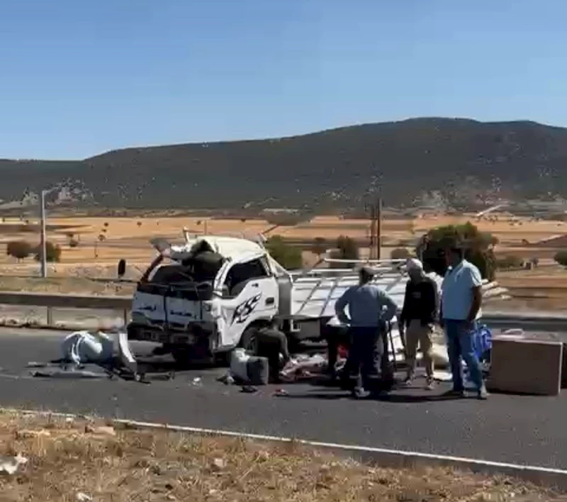 Minibüs ile kamyonet çarpıştı: 2 yaralı
