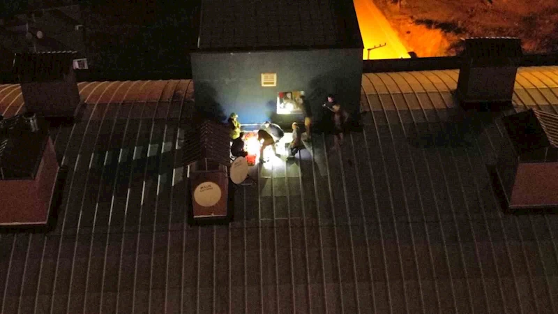 Genç kız çatıya çıktı, kurtarmak isteyenlerle birlikte mahsur kaldı
