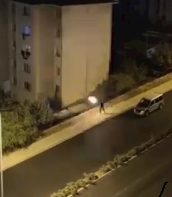 Elazığ’da 1 kişinin yaralandığı eve pompalı tüfekli saldırı anı kamerada
