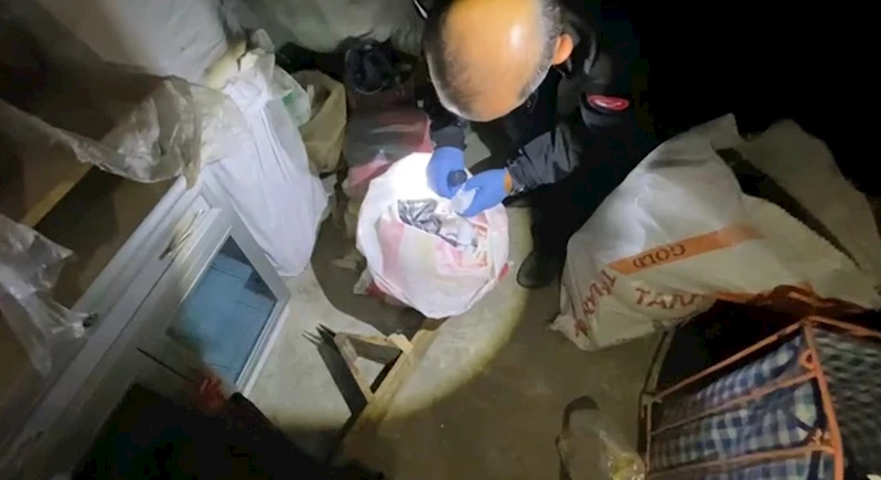 Polis çatı katındaki çuvallarda 15 bin uyuşturucu hap ele geçirdi
