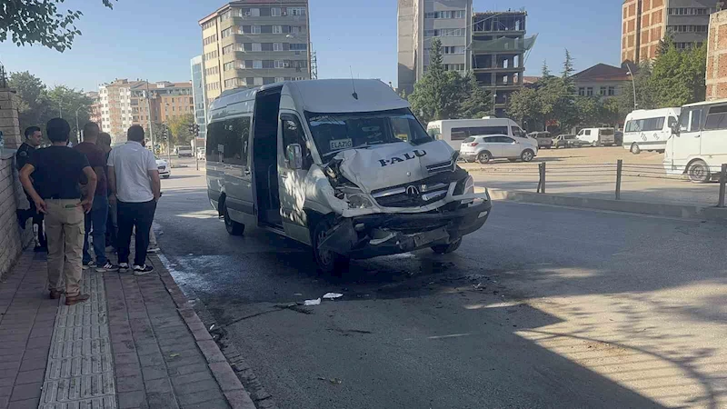 Elazığ’da minibüs otobüse çarptı: 8 yaralı
