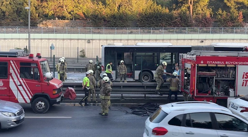 Bayrampaşa-Maltepe Metrobüs Durağı’nda korkutan yangın
