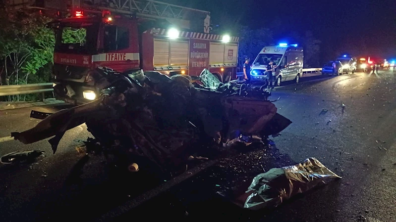 Otoyolda feci kaza, araçtan geriye hurda yığını kaldı: 1 ölü, 1 yaralı
