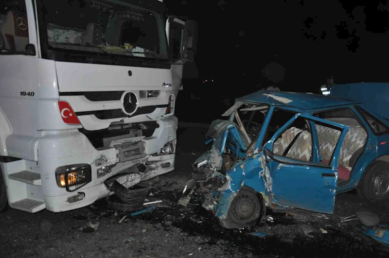 Tır ile otomobil kafa kafaya çarpıştı: 3 ölü
