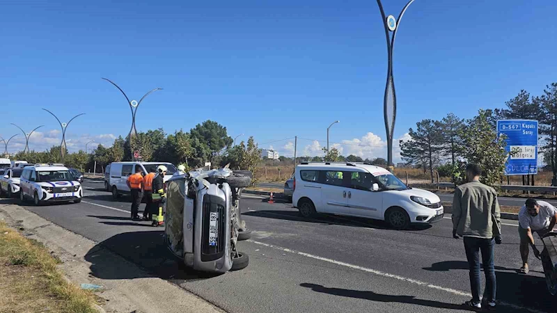 Trafikte bekleyen araca çarpan otomobil yan yattı: 2 yaralı

