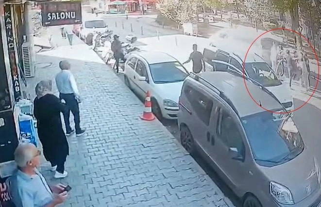 Elazığ’da bir grup, yolda yürüyen 3 kişinin yolunu kesip darp etti
