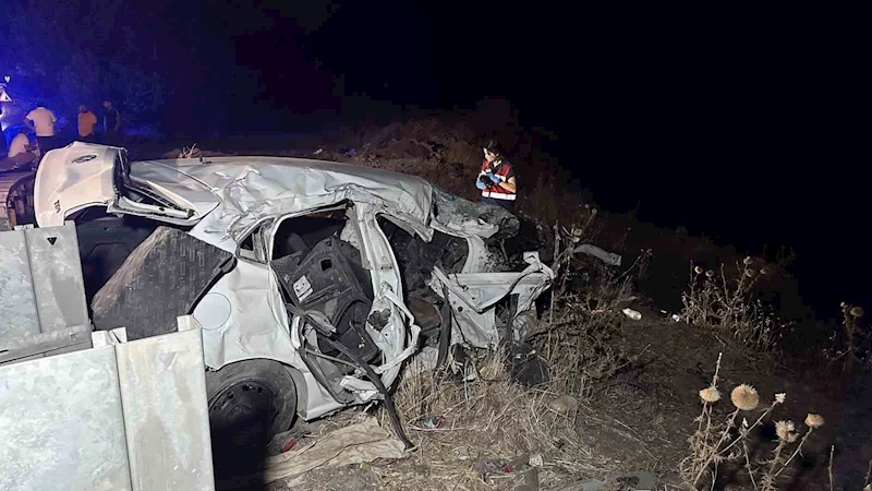 Ters şeride giren otomobil tankerle çarpışıp şarampole yuvarlandı: 1 ölü, 1’i ağır 2 yaralı

