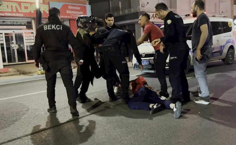 Maddi hasarlı kaza sonrası tarafların kavgası kameraya yansıdı
