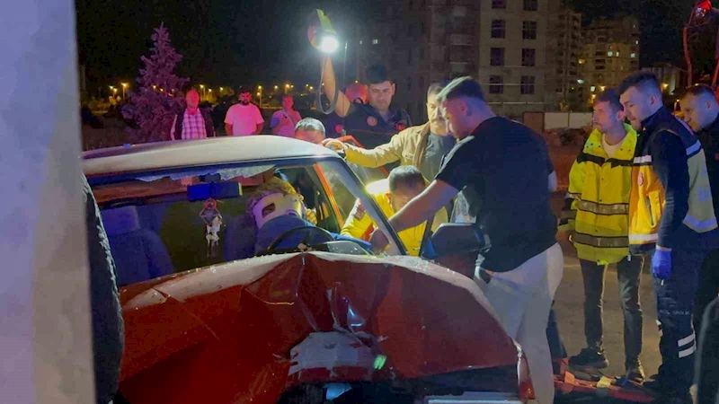 Aydınlatma direğine çarpan sürücü otomobilde sıkıştı: 3 yaralı
