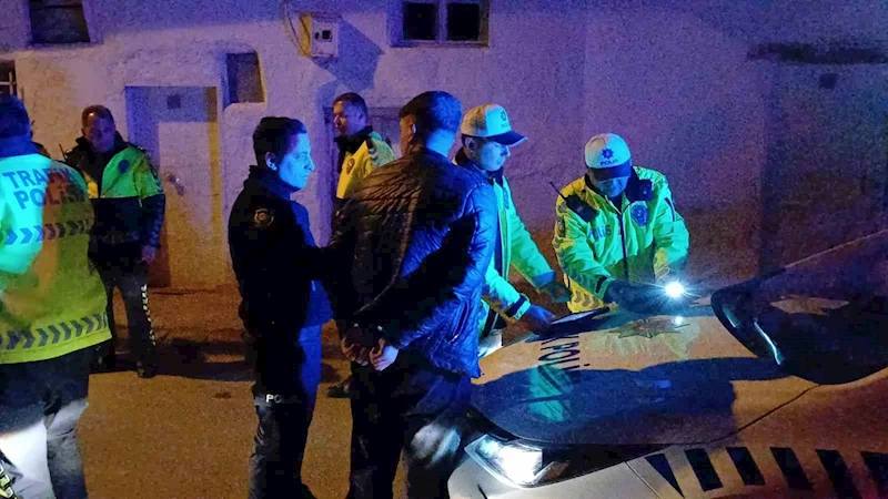 Plakasız otomobille polisten kaçtılar, duvara çarpınca yakalandılar
