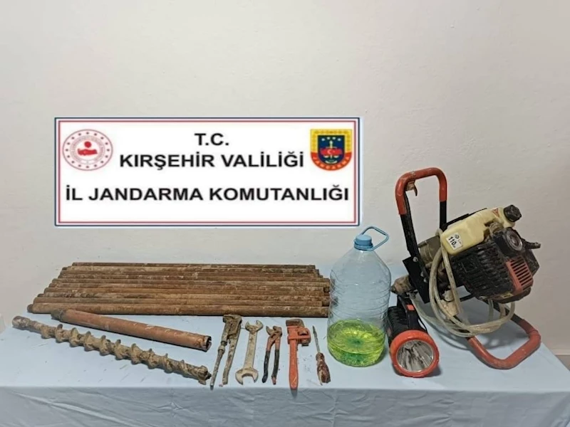 Kaçak kazı yapan 2 kişiye jandarmadan suçüstü
