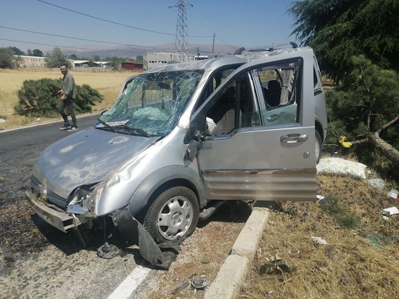 Isparta’da otomobil refüje çarpıp takla attı: 2 yaralı
