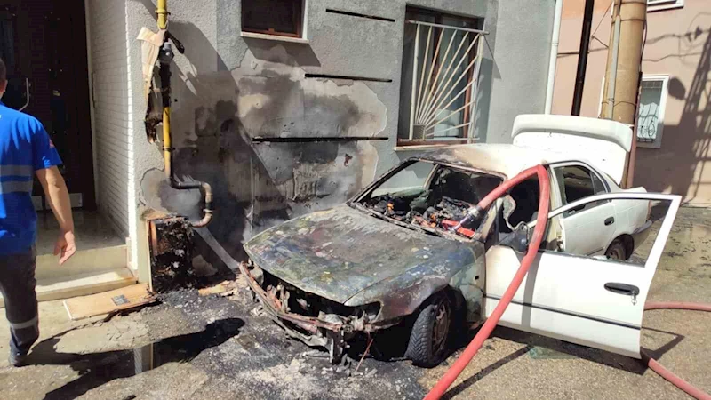 Keşan’da doğal gaz hattının yanındaki araç yangını korkuttu
