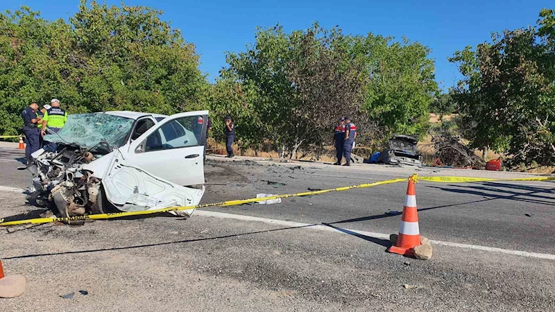 Demirci’de feci kaza: 3 ölü, 2 yaralı

