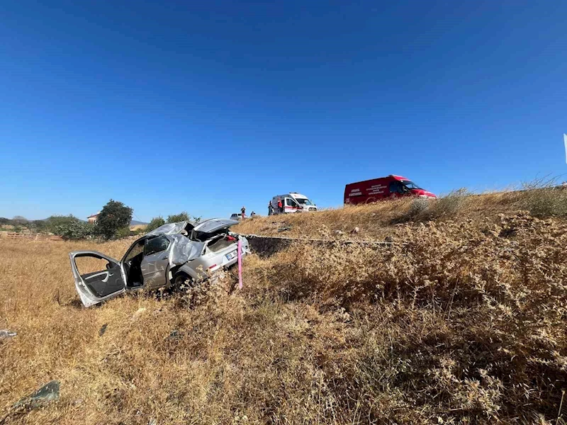 Balıkesir’de otomobil tarlaya uçtu; 2 yaralı
